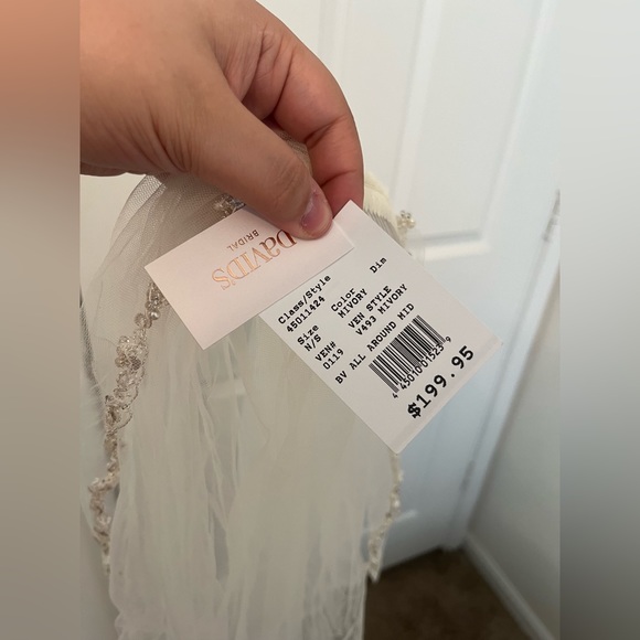 David’s Bridal veil, never worn with tags still attached.